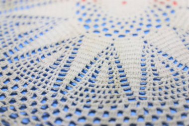 Hank, mavi arkaplanda beyaz çiçekli kumaş ördü.