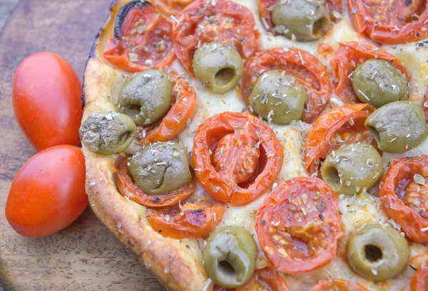 Focaccia met kerstomaten en groene olijven — Stockfoto