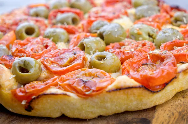 Focaccia met kerstomaten en groene olijven — Stockfoto