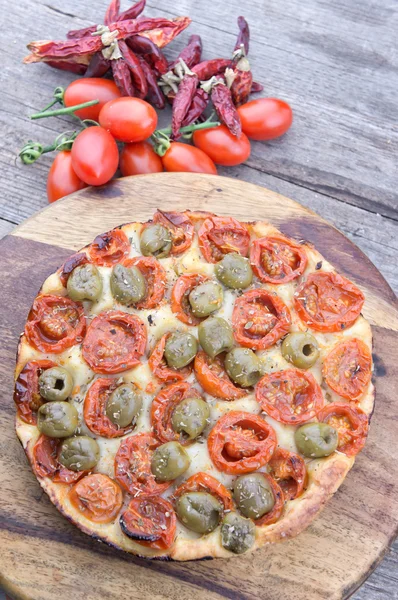 Focaccia med körsbärstomater och gröna oliver — Stockfoto