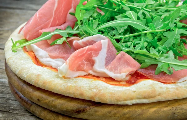 İtalyan pizza jambon ve taze roket salata ile