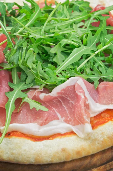 İtalyan pizza jambon ve taze roket salata ile
