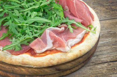 İtalyan pizza jambon ve taze roket salata ile