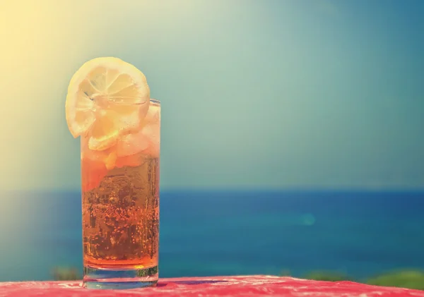 Bebida de coquetel em frente ao mar de verão — Fotografia de Stock