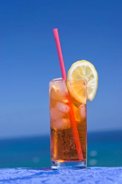 Cocktail drink in front of summer sea — Stock Photo, Image
