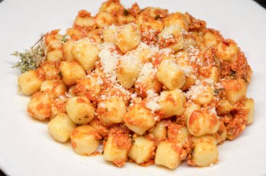 Beyaz tabakta İtalyan usulü gnocchi
