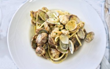 Spaghetti with clams in white plate