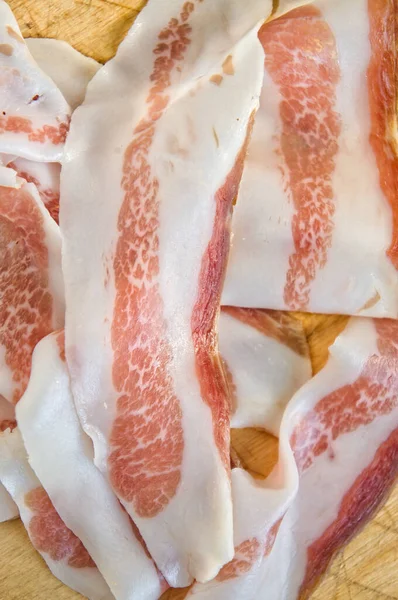 Skivor Rått Bacon Träplatta — Stockfoto