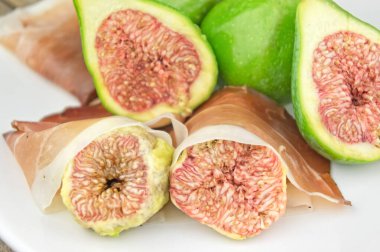 Beyaz tabakta incir ve jambon