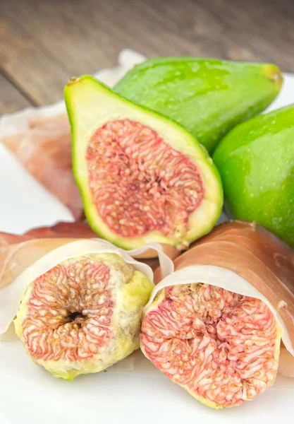 Figs Dan Ham Piring Putih — Stok Foto