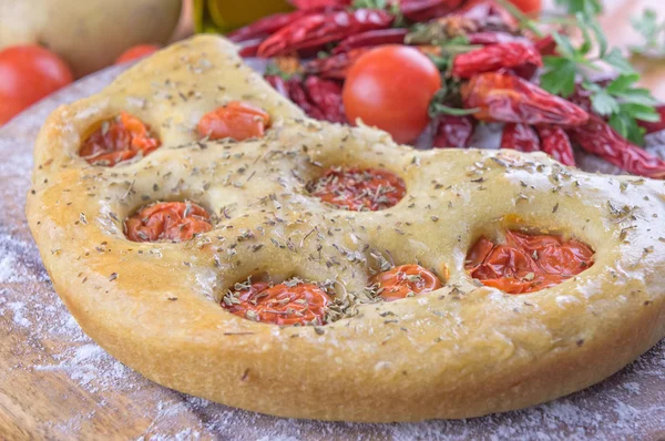 传统的意大利面包配樱桃番茄 — 图库照片