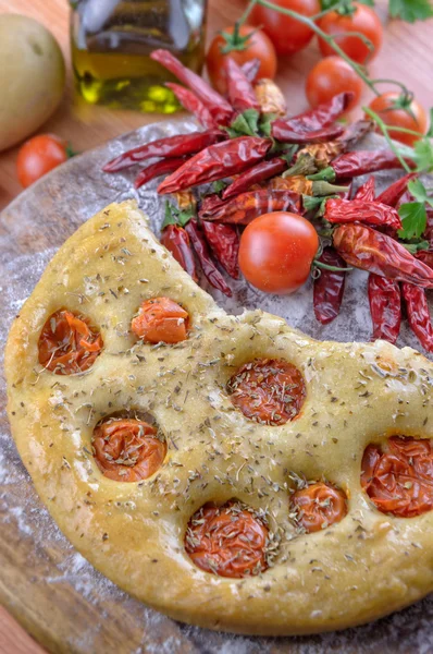 Focaccia tradizionale italiana con pomodorini — Foto Stock