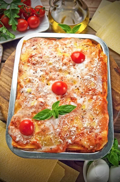 Olasz lasagna konyhaasztalon — Stock Fotó