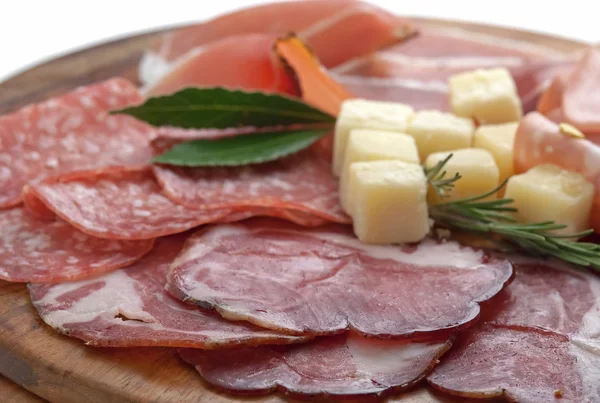 Italienische Antipasti mit Schinken und Mozzarella mischen — Stockfoto