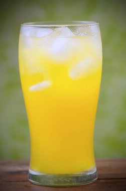 Soğuk portakal suyu bir bardak