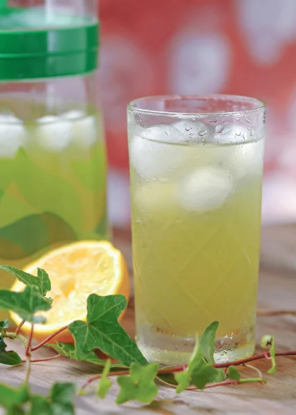 Bicchiere di tè verde freddo — Foto Stock