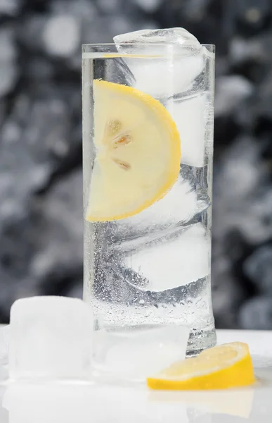 Vaso de agua fresca y transparente — Foto de Stock