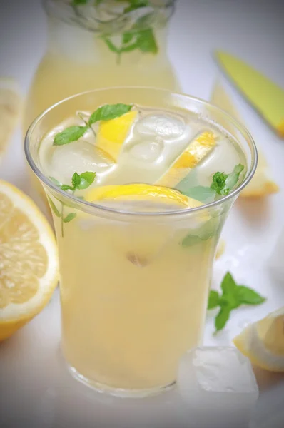 Limonata fredda in vetro — Foto Stock