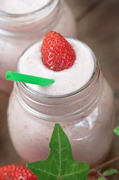 Strawberry smoothie met stro — Stockfoto