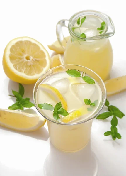 Limonata fredda con limone e menta — Foto Stock