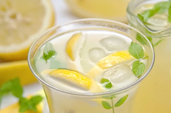 Primo piano limonata fredda — Foto Stock