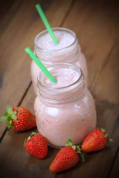 Batido de fresa con paja —  Fotos de Stock