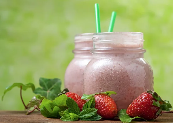 Strawberry smoothie met stro — Stockfoto