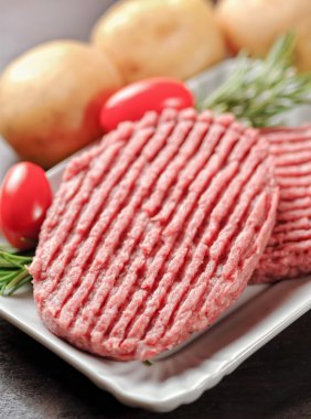 Ahşap masa üzerinde ham hamburger