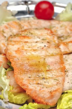 Izgara tavuk göğsü ve salata