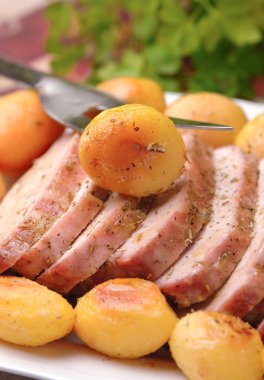 Domuz rostosu fırında patates ile