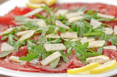 bresaola Roka Salatası ve zeytinyağı ile