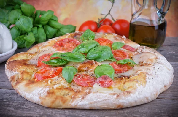 Focaccia pizza med färska tomater — Stockfoto