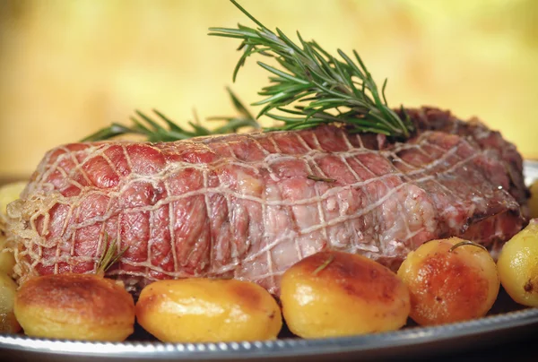 Carne assada com batatas assadas — Fotografia de Stock