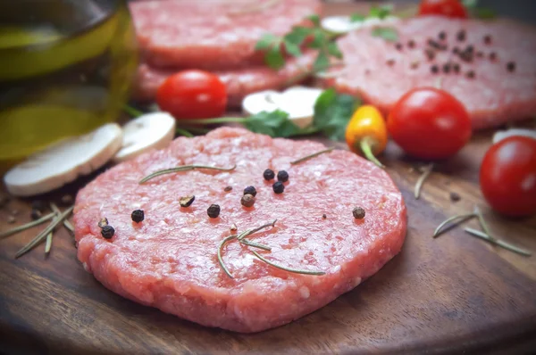 Carne crua fresca e suculenta moída — Fotografia de Stock