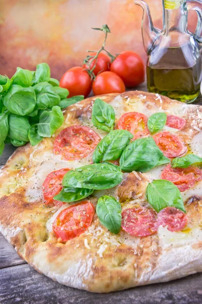 Focaccia pizza con pomodori freschi — Foto Stock