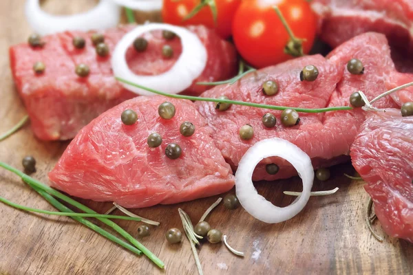 Rohes Rindersteak mit grünem Pfeffer — Stockfoto