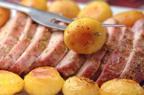 Schweinebraten mit Bratkartoffeln — Stockfoto