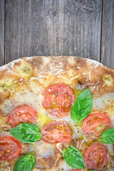 Focaccia pizza con pomodori freschi — Foto Stock