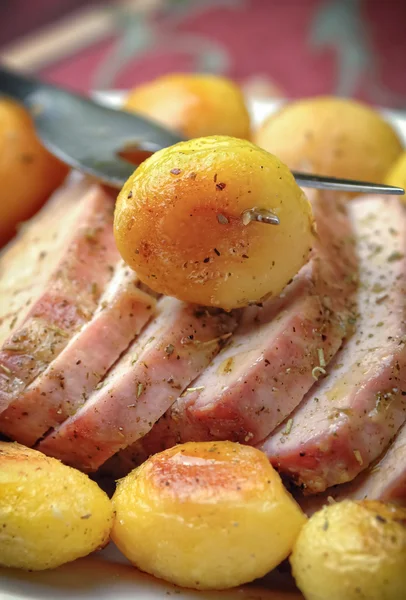 Schweinebraten mit Bratkartoffeln — Stockfoto