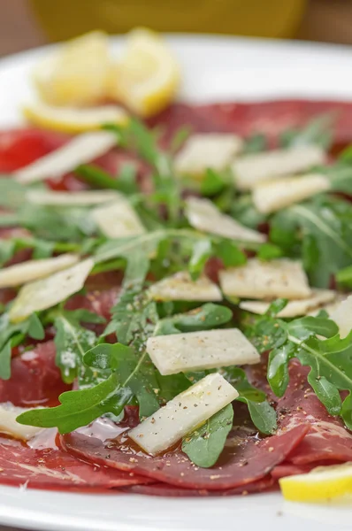 Bresaola mit Rucolasalat und Olivenöl — Stockfoto