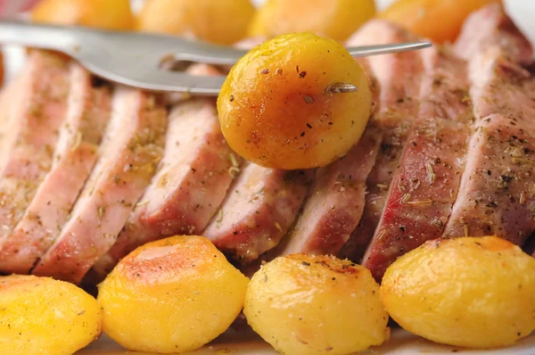 Schweinebraten mit Bratkartoffeln — Stockfoto