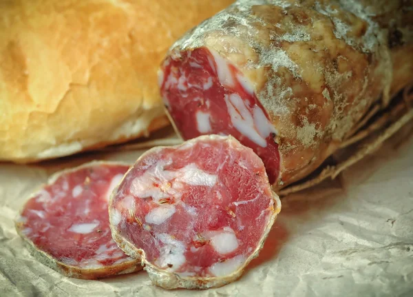 Tranches de salami italien traditionnel — Photo