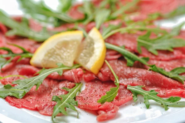 Carne di fetta cruda con insalata di rucola — Foto Stock