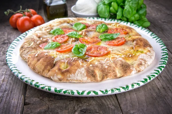 有新鲜的西红柿的意式薄饼披萨 — 图库照片