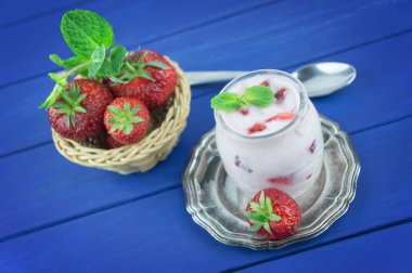 Meyve ile çilekli yoğurt