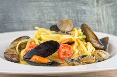 midyeli makarna ve vişneli domates.