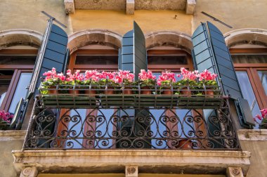Venedik arka sokakta geleneksel balkon