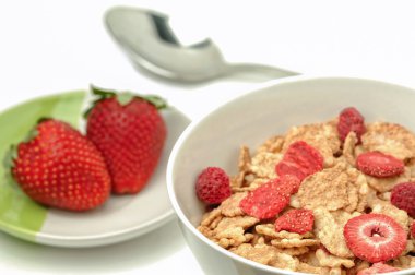 Tahıl, yoğurt ve çilek