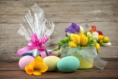 Paskalya yumurtaları ve taze çiçekler