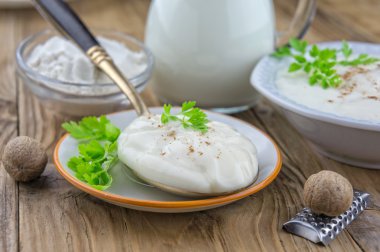 Beşamel sos mutfak masasında